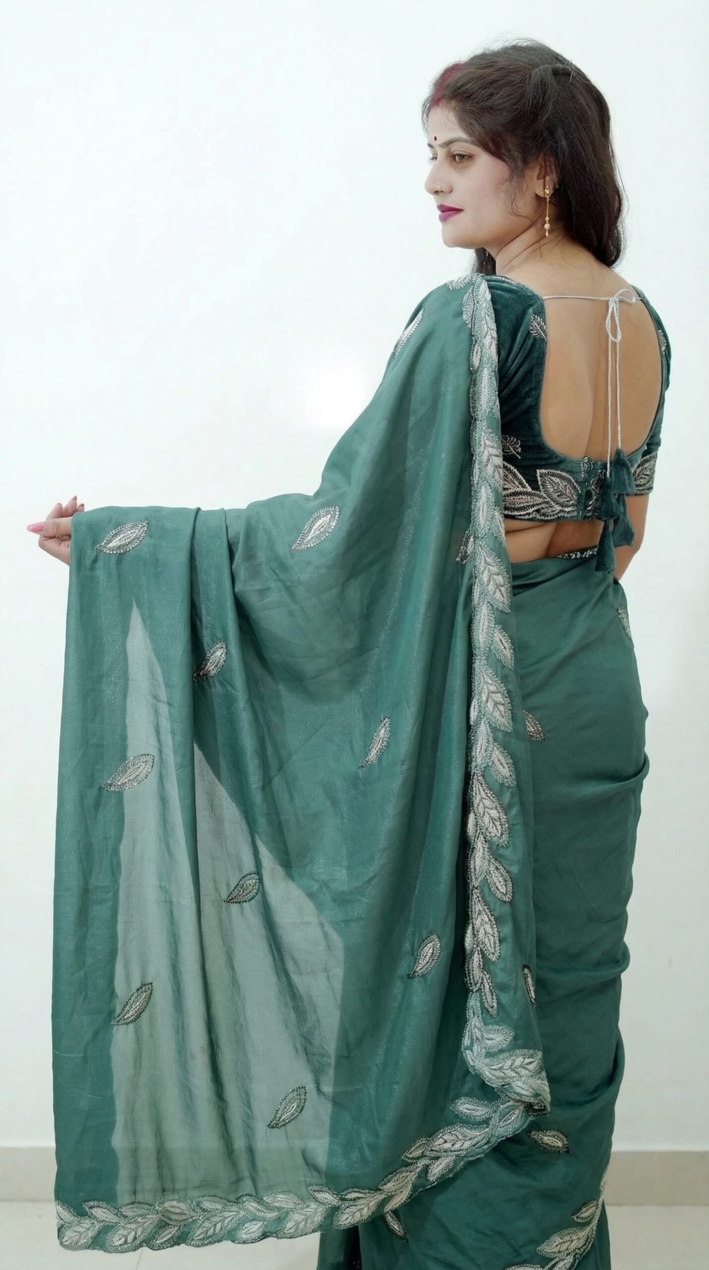 This_is_a_new_image_of_a_saree_with_the_base_color_delpmaspu (10)