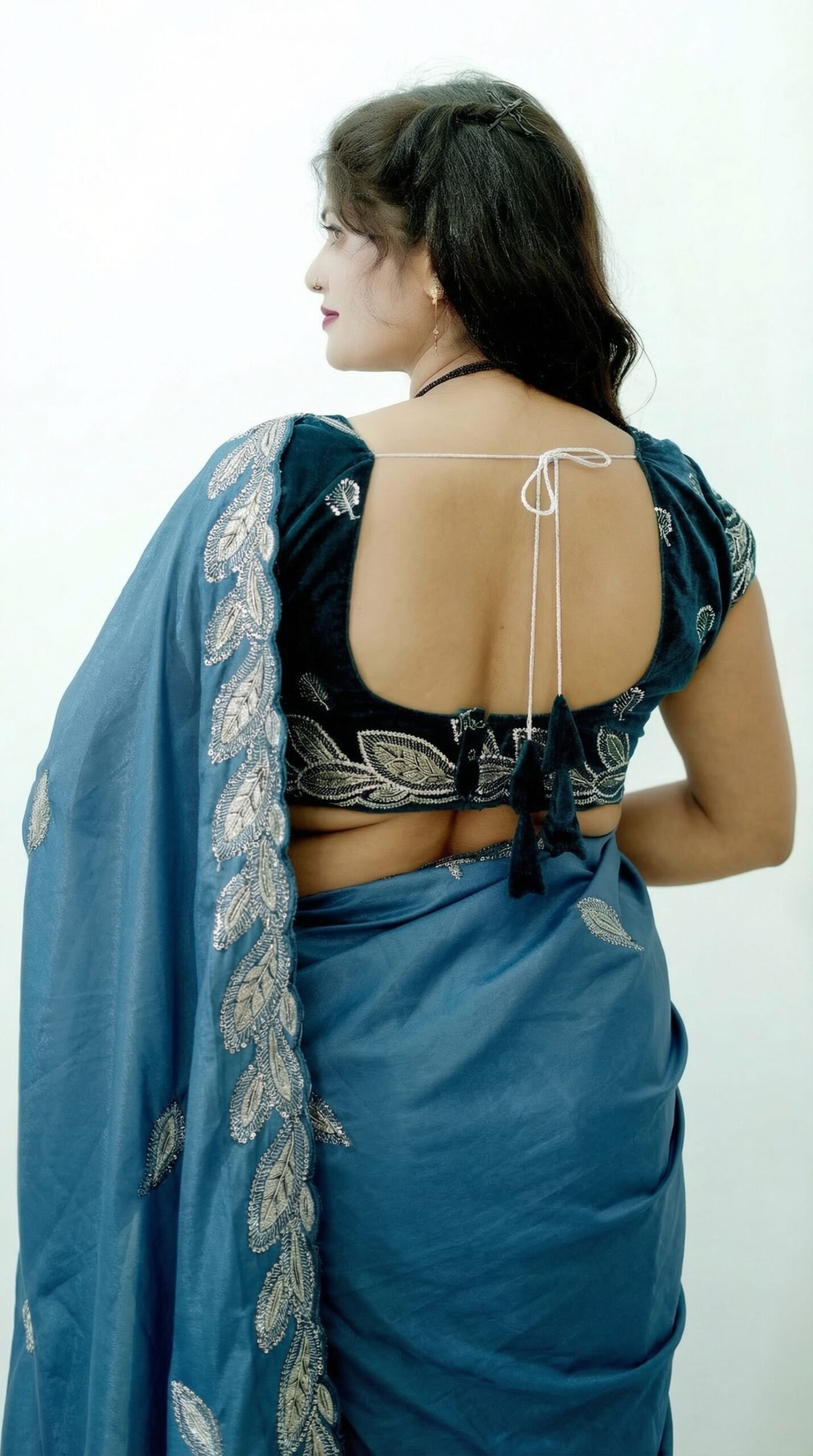 This_is_a_new_image_of_a_saree_with_the_base_color_delpmaspu (2)