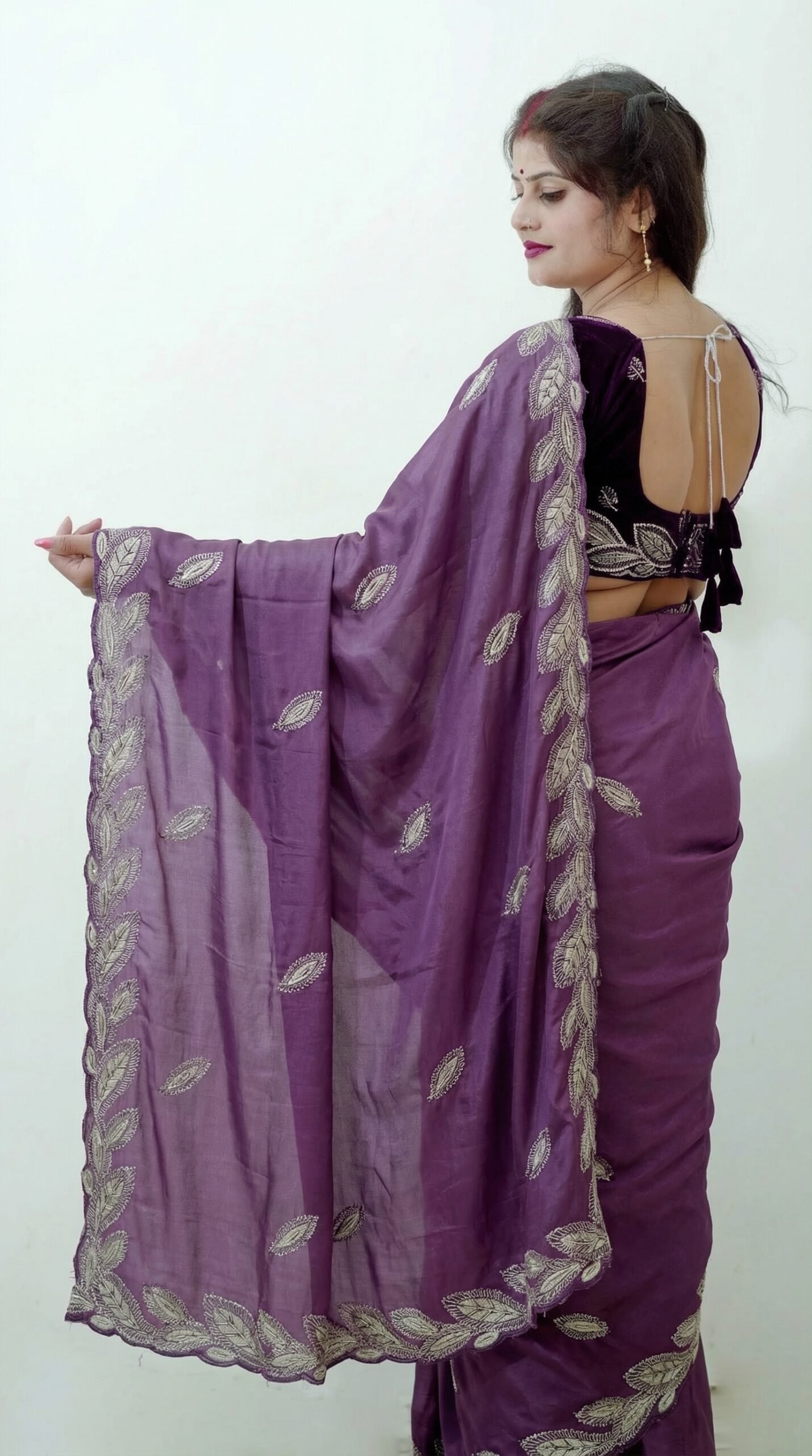 This_is_a_new_image_of_a_saree_with_the_base_color_delpmaspu (3)