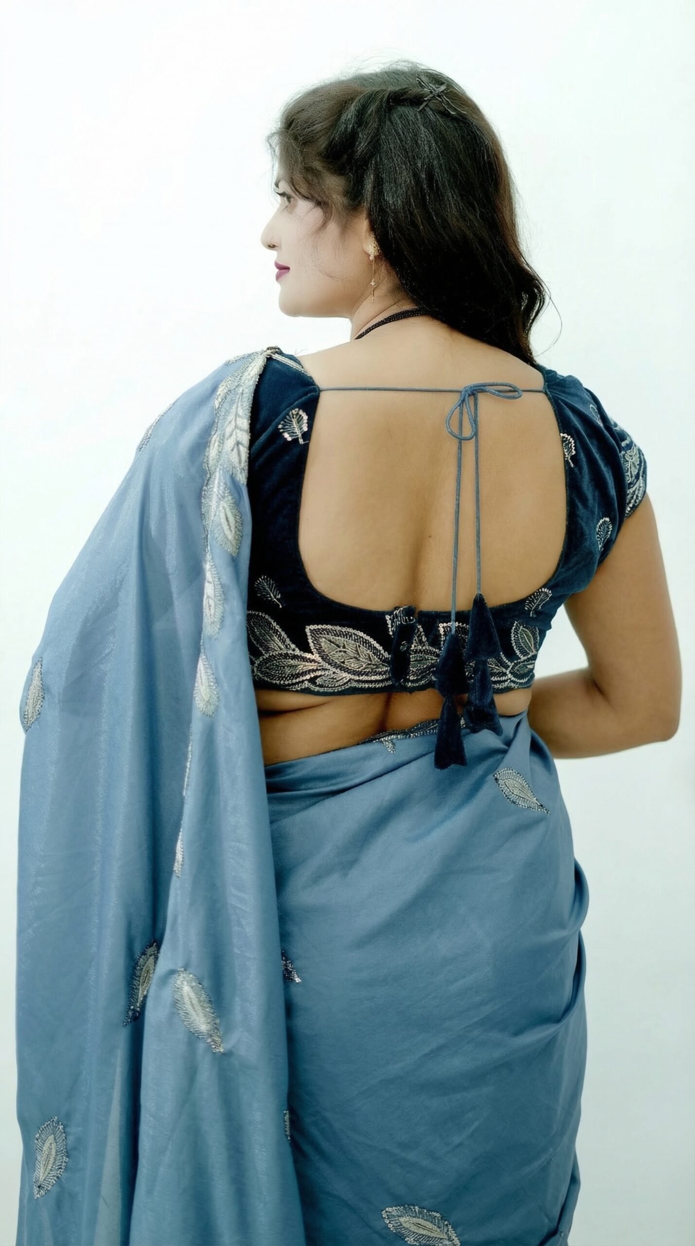 This_is_a_new_image_of_a_saree_with_the_base_color_delpmaspu (4)
