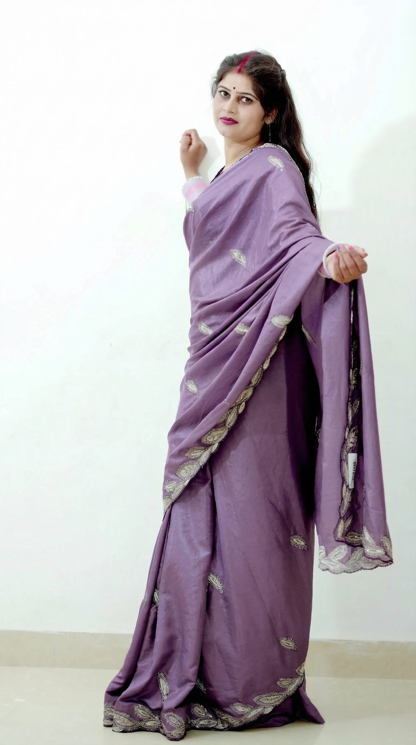 This_is_a_new_image_of_a_saree_with_the_base_color_delpmaspu (5)