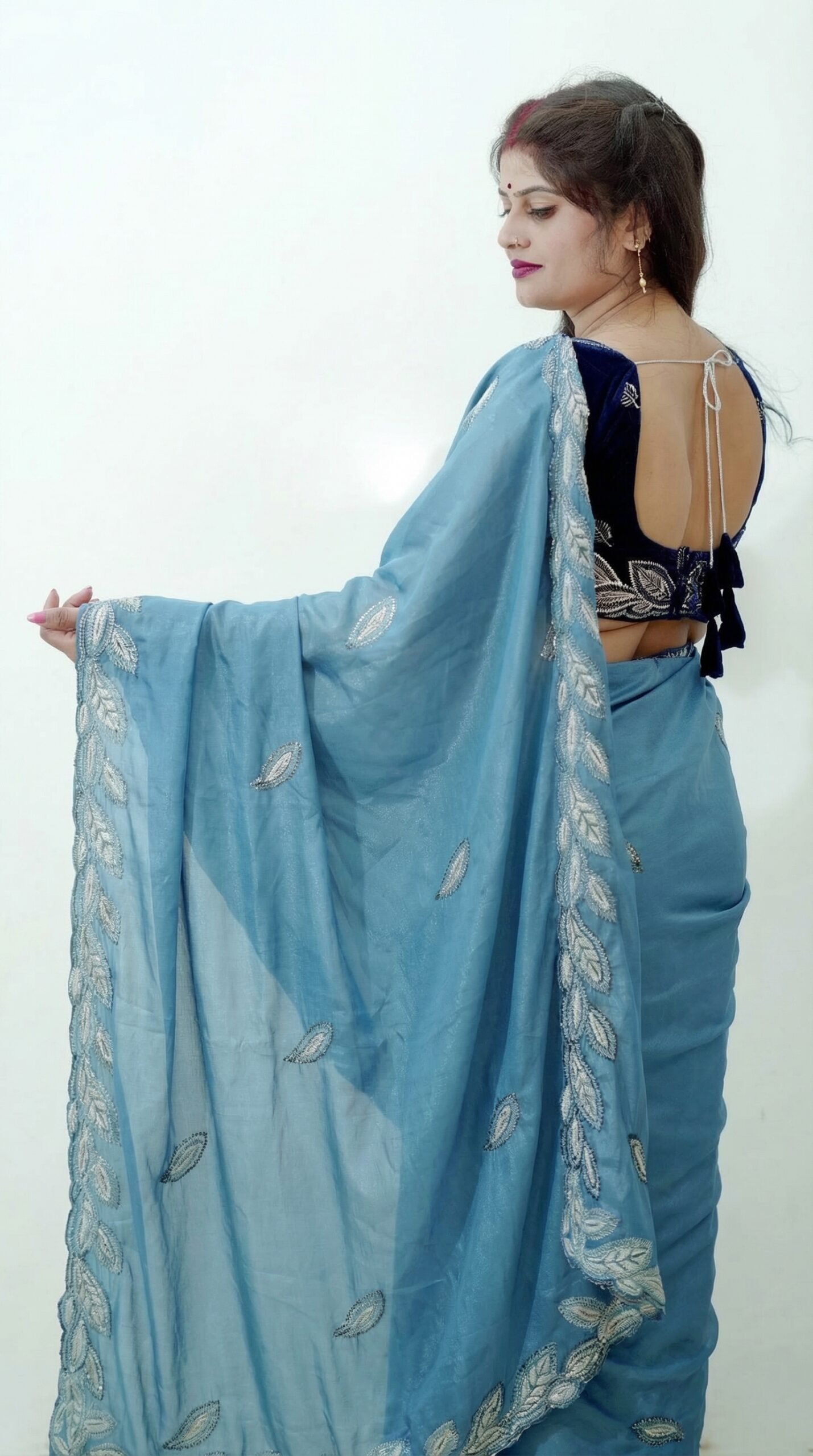 This_is_a_new_image_of_a_saree_with_the_base_color_delpmaspu (5)