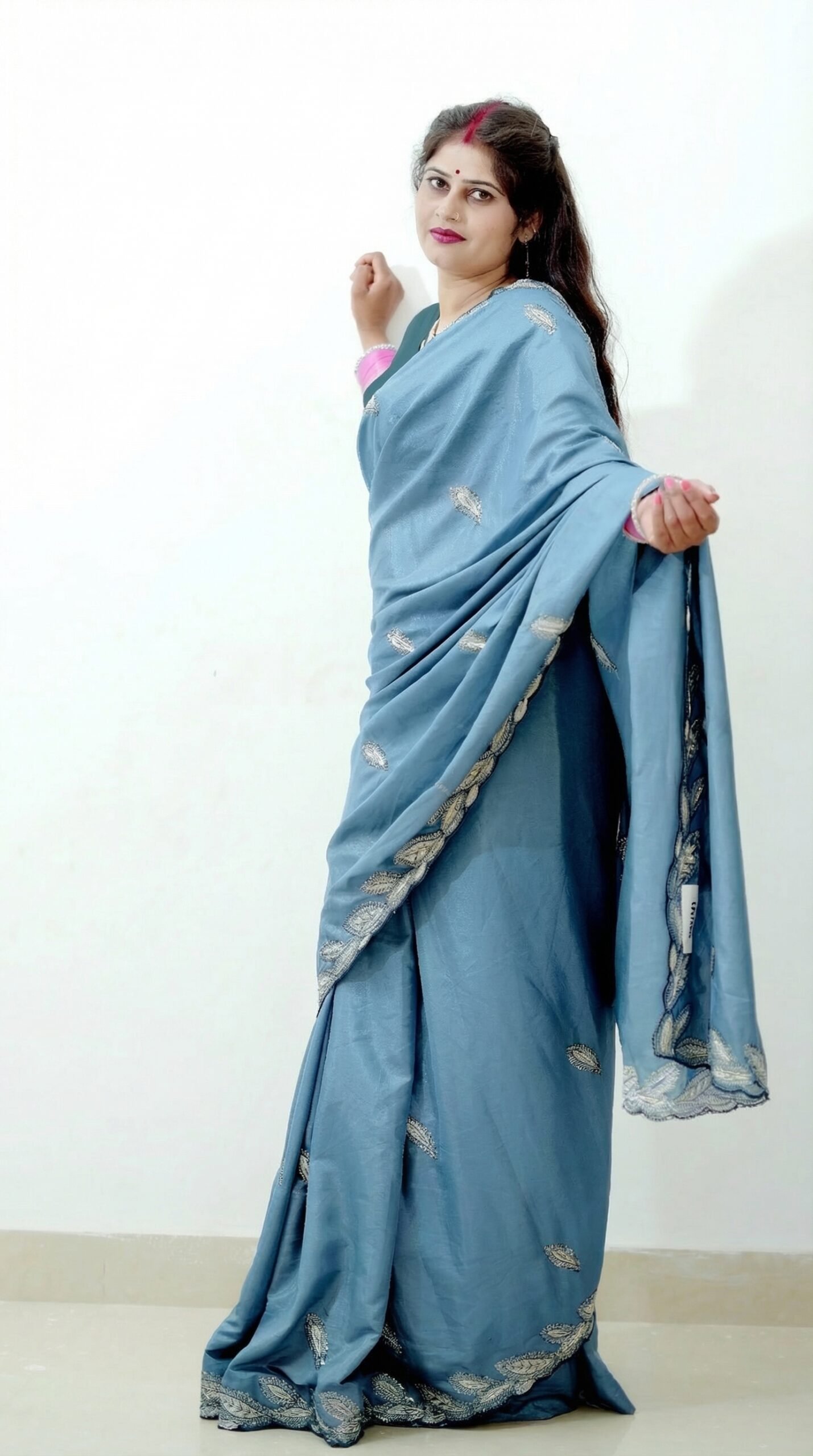 This_is_a_new_image_of_a_saree_with_the_base_color_delpmaspu (6)
