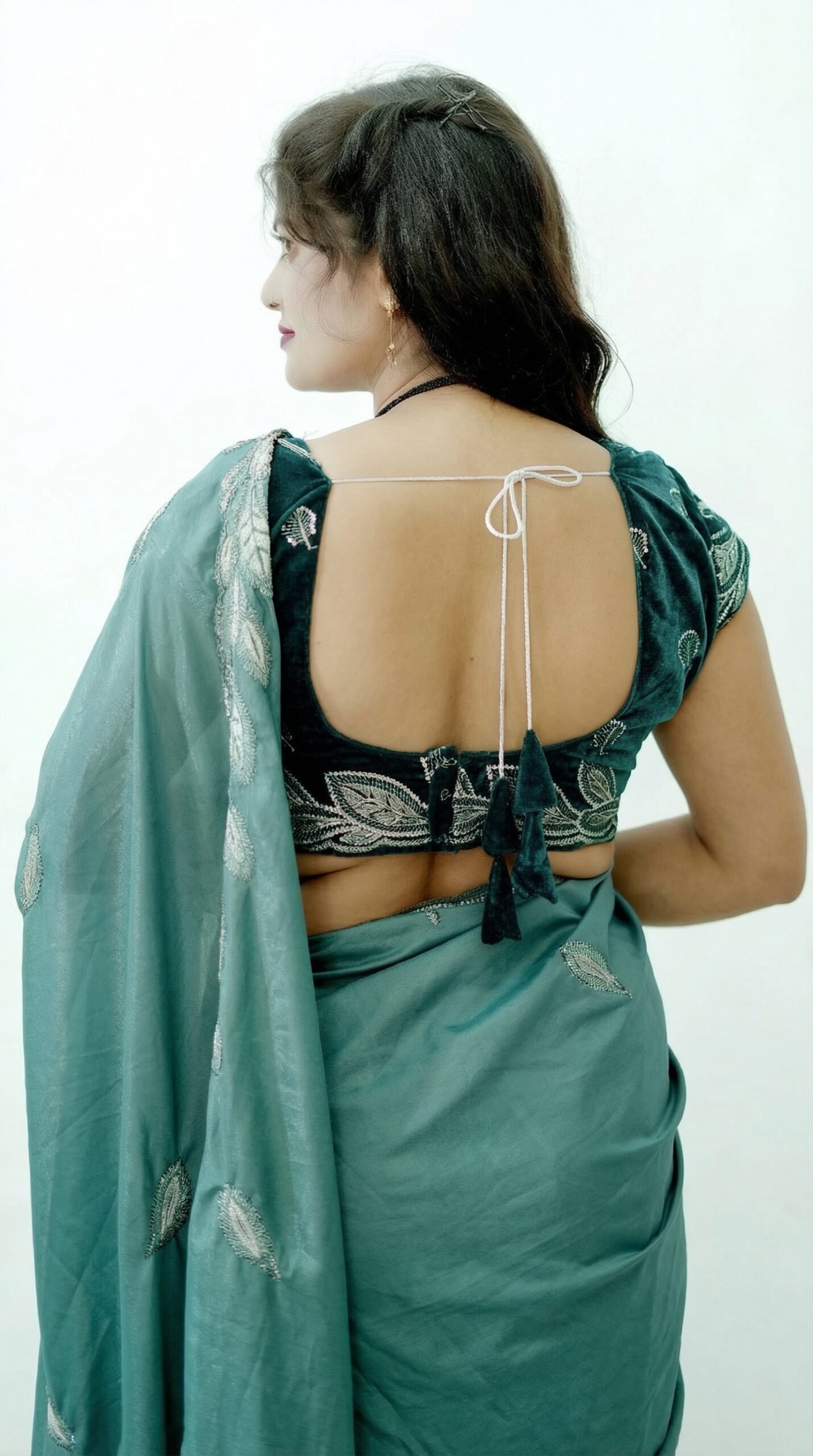 This_is_a_new_image_of_a_saree_with_the_base_color_delpmaspu (7)