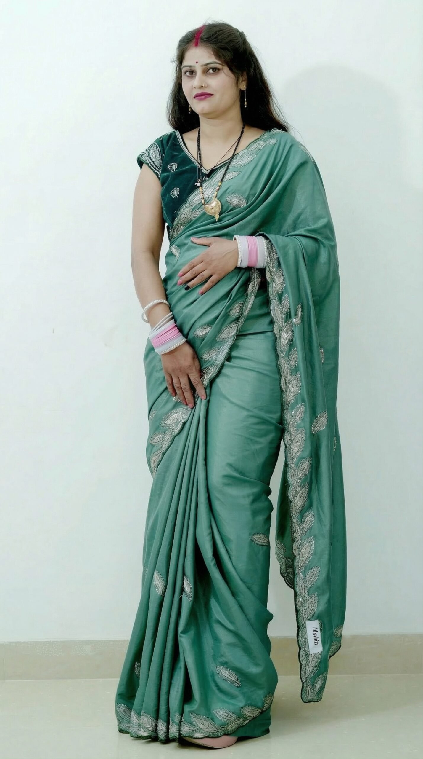 This_is_a_new_image_of_a_saree_with_the_base_color_delpmaspu (8)