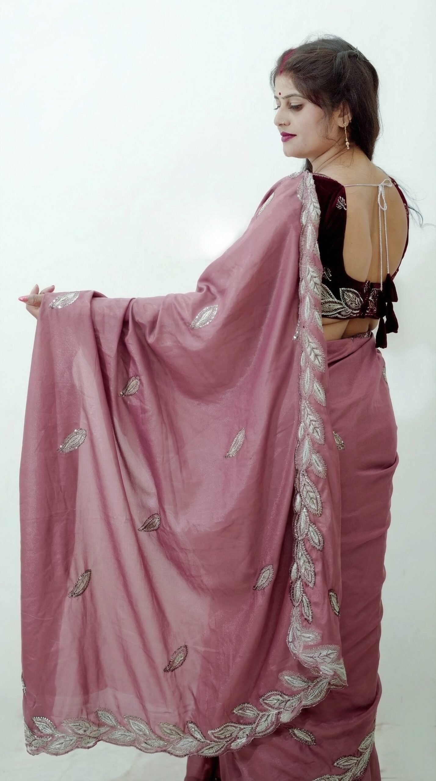 This_is_a_new_image_of_a_saree_with_the_base_color_delpmaspu (9)