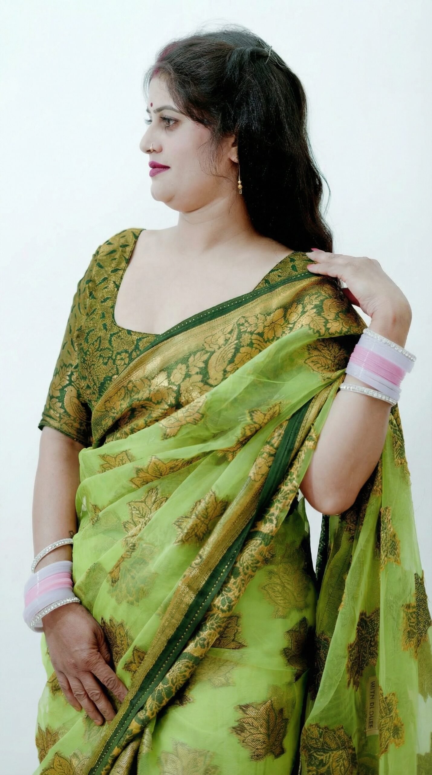 This_is_an_original_image_of_the_saree_with_the_mo_delpmaspu (1)