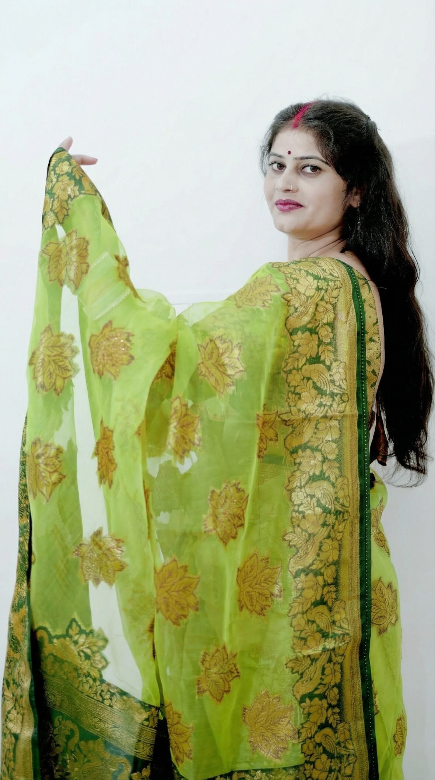 This_is_an_original_image_of_the_saree_with_the_mo_delpmaspu (4)